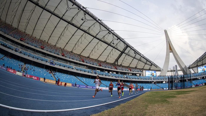 Rikki Marthin raih medali emas lari 10.000 meter putra Pelari putra Indonesia Rikki Marthin Luther Simbolon (kiri) memacu kecepatan pada final lari 10.000 meter putra SEA Games 2023 di Stadion Morodok Techo National Stadium, Kamboja, Kamis (11/5/2023). Rikki Marthin Luther Simbolon berhasil meraih medali emas dengan catatan waktu 31 menit 08 detik. ANTARA FOTO/M Agung Rajasa/tom.