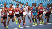 Pelari putra Indonesia Rikki Marthin Luther Simbolon (kelima kiri) memacu kecepatan pada final lari 10.000 meter putra SEA Games 2023, Kamis (11/5/2023).