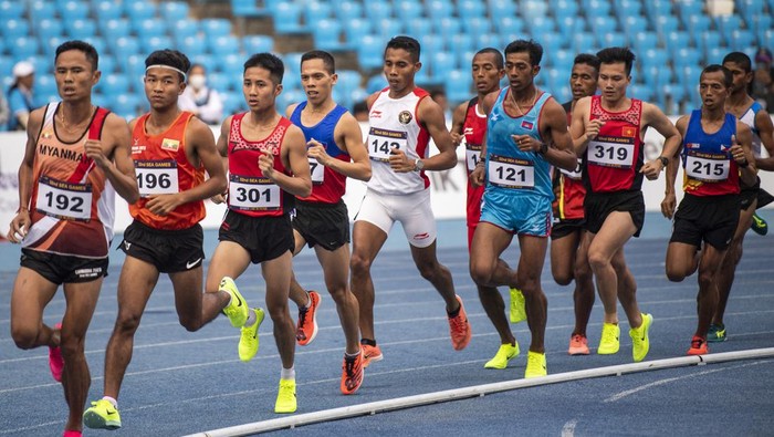 Pelari putra Indonesia Rikki Marthin Luther Simbolon (kiri) memacu kecepatan pada final lari 10.000 meter putra SEA Games 2023 di Stadion Morodok Techo National Stadium, Kamboja, Kamis (11/5/2023). Rikki Marthin Luther Simbolon berhasil meraih medali emas dengan catatan waktu 31 menit 08 detik. ANTARA FOTO/M Agung Rajasa/tom.
