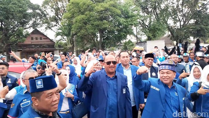 Rombongan PAN Sumut saat mendatangi KPU Sumut. (Foto: Farid Siregar)