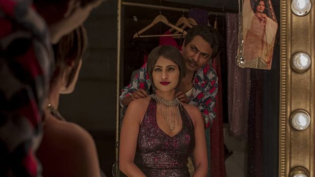Cuplikan penampilan Kubbra Sait di serial Sacred Games (2018).