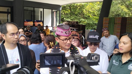 Menteri Pariwisata dan Ekonomi Kreatif Sandiaga Salahuddin Uno saat mengunjungi Festival Budaya Gua Batu Cermin di Labuan Bajo, Kamis (11/5/2023) (Ambrosius Ardin/detikBali)