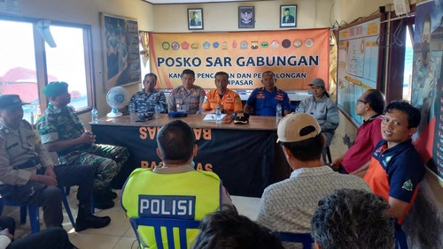 Tim SAR gabungan saat melakukan rapat untuk menutup operasi SAR terhadap pencarian nelayan atas nama I Gede Suwitra yang hilang di perairan Tianyar yang juga dihadiri oleh pihak keluarga korban Jumat (12/5/2023).