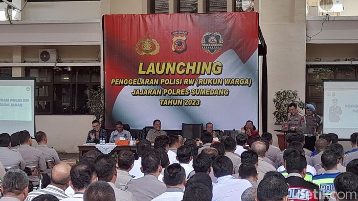 Sebanyak 581 personel kepolisian bakal disebar untuk mengawasi kemanan di 1.662 RW yang berada di Kabupaten Sumedang.
