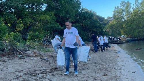Milenial BUMN bersama StartUp PlusTik memungut sampah di Pantai Binongko, Labuan Bajo.