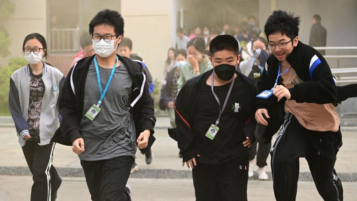 Hari Pencegahan dan Pengurangan Bencana Nasional di China diperingati setiap tanggal 12 Mei. Siswa China memperingatinya dengan latihan evakuasi kebakaran.