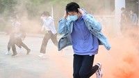 Kebanyakan dari mereka masih menggunakan masker saat mengikuti latihan evakuasi tersebut.