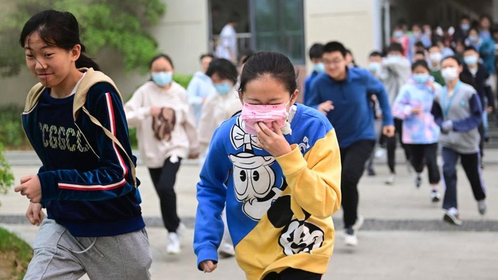 Hari Pencegahan dan Pengurangan Bencana Nasional di China diperingati setiap tanggal 12 Mei. Siswa China memperingatinya dengan latihan evakuasi kebakaran.