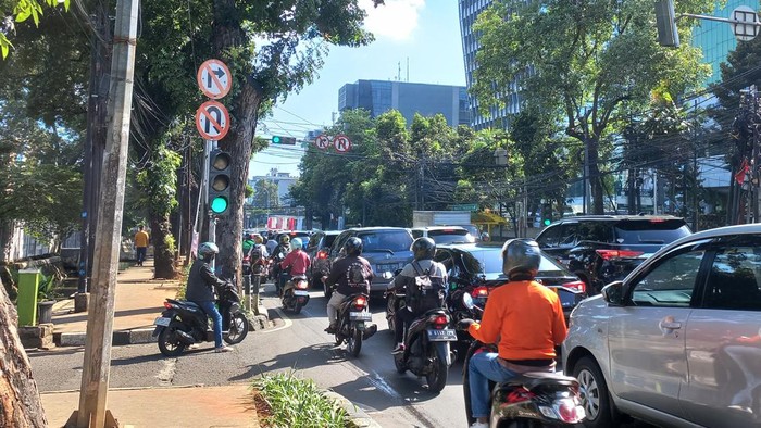 SItuasi lalu lintas di Jalan Raya Pasar Minggu arah Pancoran, pada Jumat (12/5/2023).