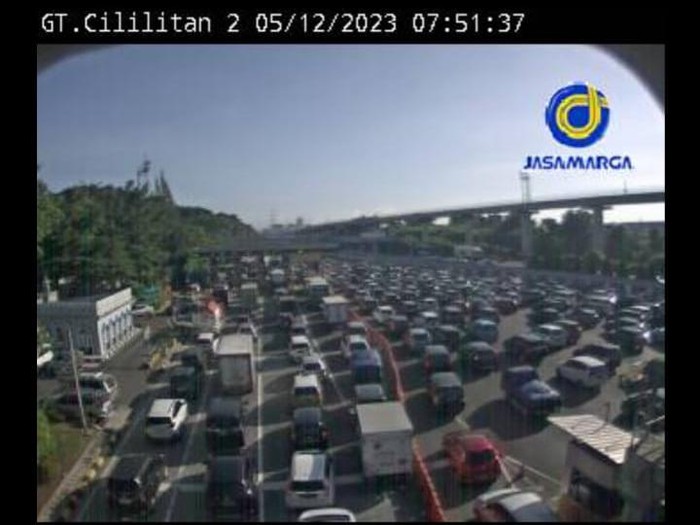 Situasi lalu lintas di Tol Jagorawi arah Jakarta, tepatnya di Cililitan pada Jumat, 12 Mei 2023.