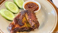 Terakhir ada menu Ayam Goreng (Rp 18.000/per potong). Menu ini jadi alternatif bagi orang-orang yang tak mau pesan soto Betawinya.  Foto: detikFood