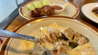 Cita rasa kelezatannya ini memang terletak pada kuah sotonya. Rasa kuah sotonya memang tidak terlalu asin, tapi tetap gurih dan umami dari campuran santan dan susunya yang pas.  Foto: detikFood