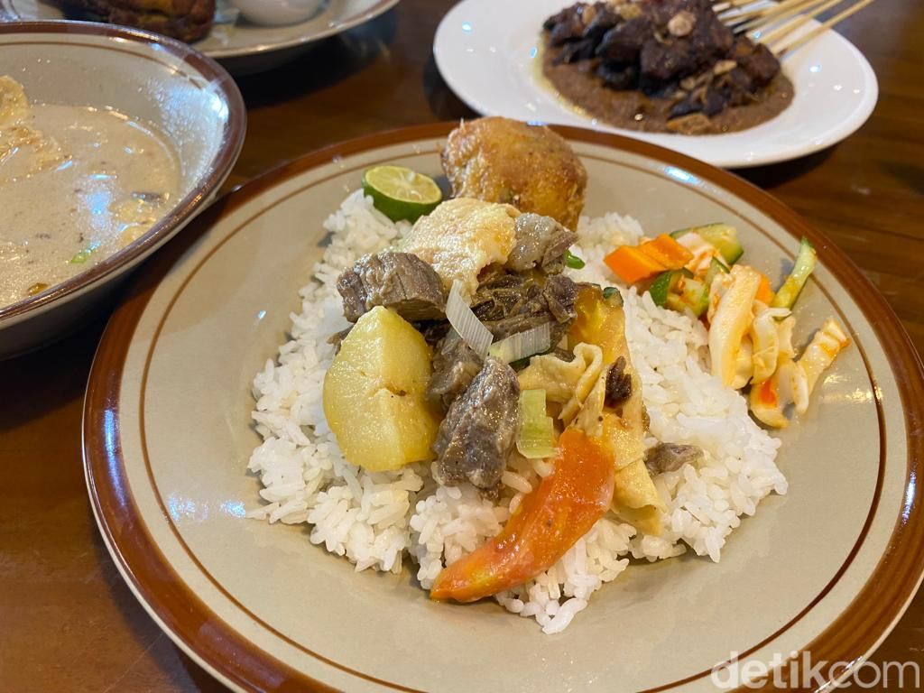 Soto Betawi Pinangsia : Gurihnya Soto Betawi Kuah Susu Santan Legendaris