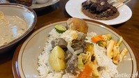 Isian soto Betawinya memang sama dengan yang lain, yaitu menggunakan irisan tomat, kentang goreng dadu, daun bawang, emping dan bawang goreng. Foto: detikFood