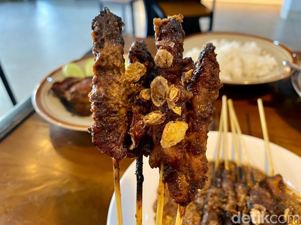 Soto Betawi Pinangsia : Gurihnya Soto Betawi Kuah Susu Santan Legendaris