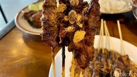 Seporsi isinya 10 tusuk, ukuran dagingnya sedang, menggunakan potongan dada ayam, dan bumbu kacang yang kental. Foto: detikFood