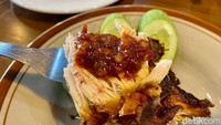 Ayam goreng di sini mirip seperti ayam goreng kalasan khas Jawa. Sambalnya pun menggunakan sambal terasi dengan rawit merah. Foto: detikFood