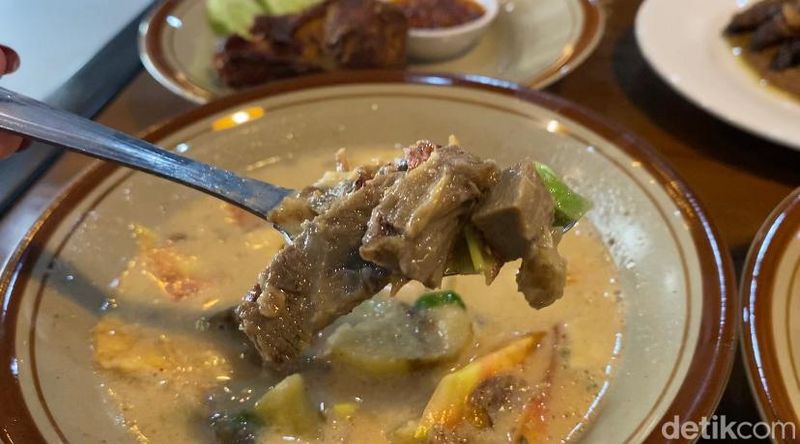 Soto Betawi Pinangsia : Gurihnya Soto Betawi Kuah Susu Santan Legendaris