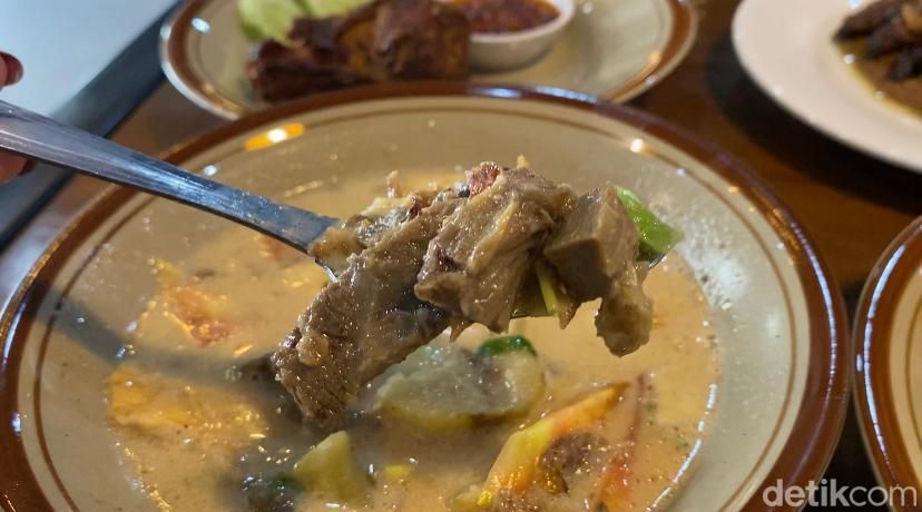Soto Betawi Pinangsia : Gurihnya Soto Betawi Kuah Susu Santan Legendaris