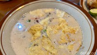 Namun yang paling digemari adalah soto Betawi dagingnya (Rp 32.000). Kuahnya di sini pakai campuran susu dan santan. Potongan dagingnya disiram dengan kuah sotonya.  Foto: detikFood