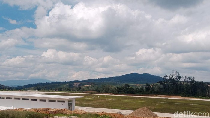 Stadion Siosar yang tidak bisa dipakai (Ahmad Arfah/detikSumut)