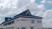 Di lokasi ada sebuah gedung yang berukuran besar berwarna putih dan bercorak ulos di bagian atapnya. Gedung ini masih terlihat kosong  (Ahmad Arfah/detikSumut)