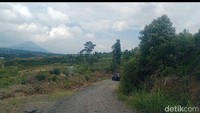 Kondisi jalan menuju lokasi olahraga di Siosar ini masih dipenuhi dengan batu. Kondisi jalan ini akan membuat mobil berukuran kecil ataupun sepeda motor sulit untuk melaluinya. (Ahmad Arfah/detikSumut)