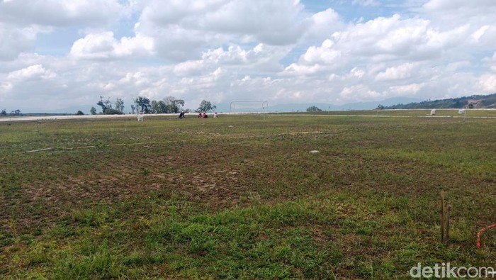 Stadion Siosar yang tidak bisa dipakai (Ahmad Arfah/detikSumut)