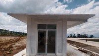 Ada juga bangunan berukuran kecil yang berada di pinggir lapangan sepakbola. Bangunan ini juga masih terlihat kosong. Di bagian kamar mandinya hanya terlihat ember bekas cat (Ahmad Arfah/detikSumut)