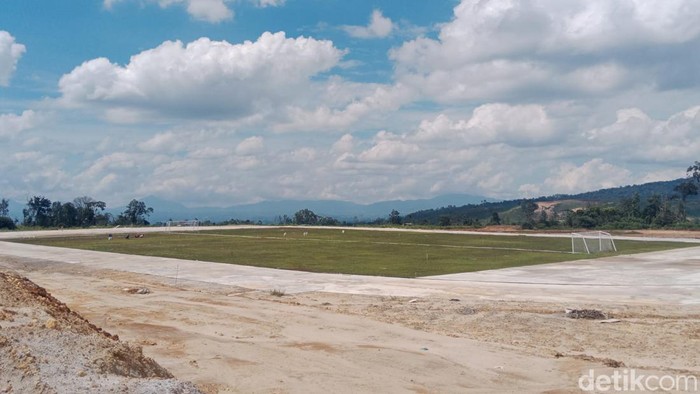 Stadion Siosar yang tidak bisa dipakai (Ahmad Arfah/detikSumut)