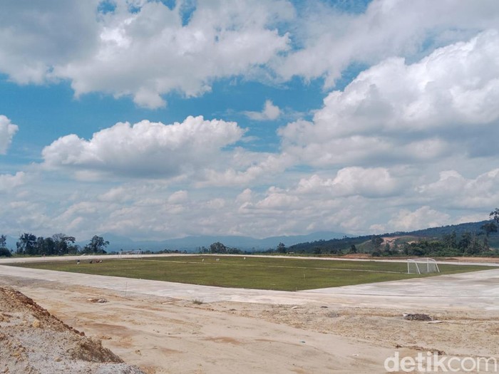 Stadion Siosar yang tidak bisa dipakai (Ahmad Arfah/detikSumut)
