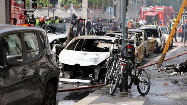 Suasana pasca ledakan di pusat kota Milan, Italia, Kamis (11/5/2023). (REUTERS/Claudia Greco)