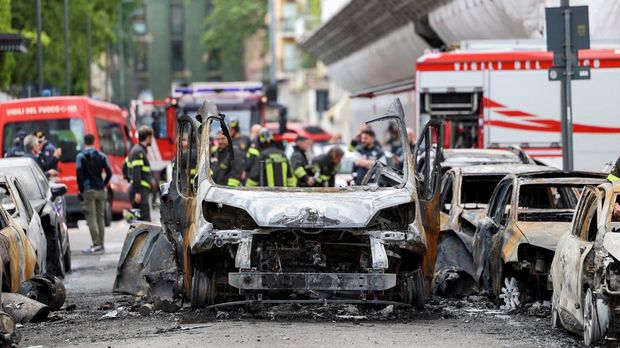 Suasana pasca ledakan di pusat kota Milan, Italia, Kamis (11/5/2023). (REUTERS/Claudia Greco)