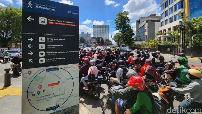 Pemprov DKI Jakarta mulai menguji coba penerapan teknologi artificial intelligence (AI) demi mengurai kemacetan di Ibu Kota. Salah satunya di Jl Proklamasi, Jakarta.