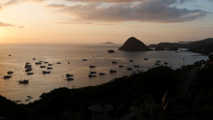 Boats are seen from the La Cecile restaurant during sunset in Labuan Bajo, East Nusa Tenggara province, Indonesia, May 11, 2023. REUTERS/Willy Kurniawan