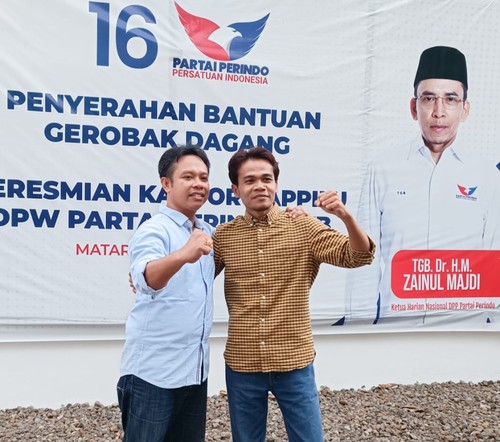 Sutarto (kiri) bersama Sekretatis Wilayah DPW Partai Perindo NTB M Nasib Ikroman saat ditemui di Kantor DPW Partai Perindo NTB pada Jumat (12/5/2023). (Helmy Akbar / detikBali)