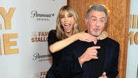 Ada momen unik yang terjadi di acara itu di mana Jennifer Flavin becanda dengan berpose mencekik suaminya itu. Getty Images for Paramount+/Dimitrios Kambouris
