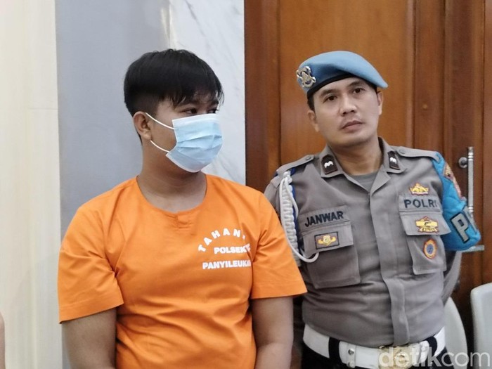 Tampang pedagang baju bekas yang ancam pembeli pakai pisau