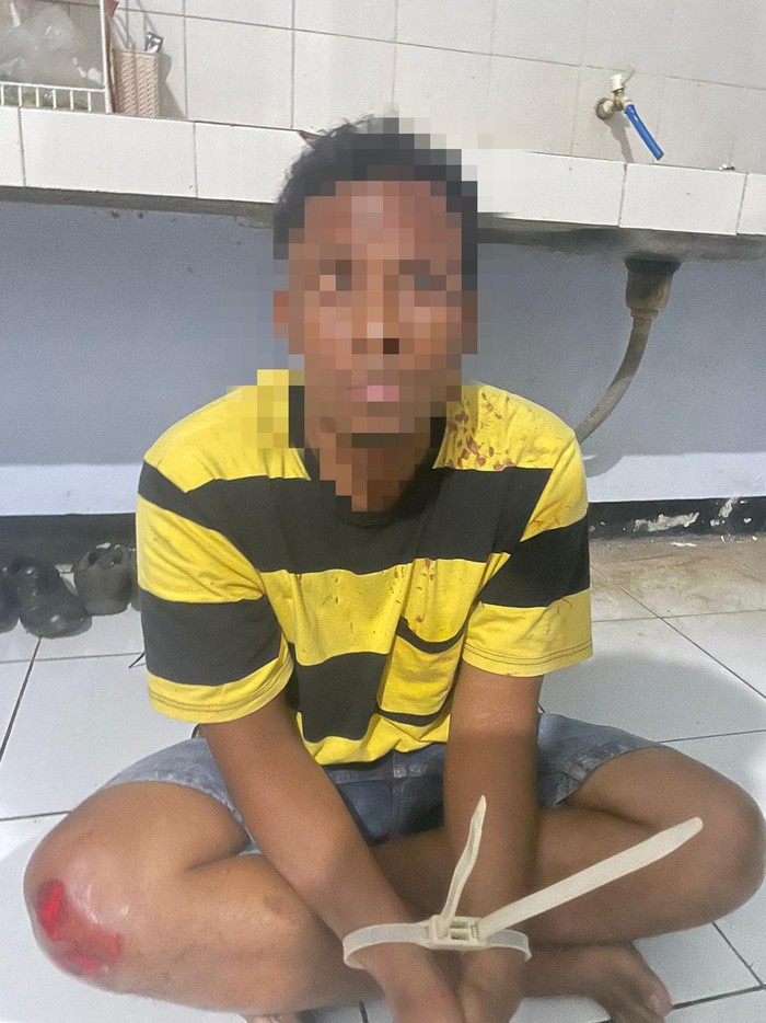 Tampang pelaku jambret MU (41) usai diamankan polisi di Mapolsek Dompu. (IST)