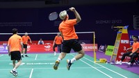 Di sesi latihan ini, tim bulutangkis Indonesia memfokuskan pada adaptasi kondisi lapangan, arah angin, dan lampu. Foto: Dok. PP PBSI