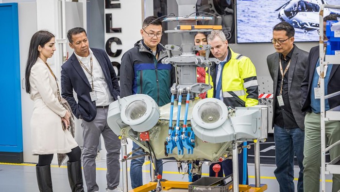 PT Putra Perkasa Abadi (PPA) sebagai perusahaan jasa kontraktor tambang terdepan di Indonesia, memperkuat armada pendukung operasionalnya dengan kehadiran helikopter Airbus ACH135 terbaru dengan konfigurasi VIP-Airbus Corporate Helicopters (ACH135).
Presiden Direktur PPA Christianto Setyo (kursi depan) saat test flight helikopter Airbus ACH135 di sela serah terima di Airbus Helicopters Center, Donauworth, Jerman, Jumat (28/4/2023)