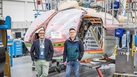 Presiden Direktur PPA Christianto Setyo (kanan) dan Presiden Direktur Mahada Mohammad Alfan berfoto di sela serah terima di Airbus Helicopters Center, Donauworth, Jerman. Foto: illuminAnts e.K. | Christian D.