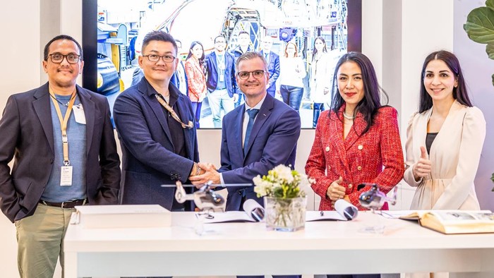 PT Putra Perkasa Abadi (PPA) sebagai perusahaan jasa kontraktor tambang terdepan di Indonesia, memperkuat armada pendukung operasionalnya dengan kehadiran helikopter Airbus ACH135 terbaru dengan konfigurasi VIP-Airbus Corporate Helicopters (ACH135).
Presiden Direktur PPA Christianto Setyo (kursi depan) saat test flight helikopter Airbus ACH135 di sela serah terima di Airbus Helicopters Center, Donauworth, Jerman, Jumat (28/4/2023)