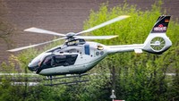 Helikopter yang akan mendukung mobilitas dan pemantauan lini kerja ini diserahkan langsung oleh pihak Airbus kepada Presiden Direktur PPA Christianto Setyo dan Presiden Direktur Mahada Pte Ltd Muhammad Affan di Airbus Helicopters Center, Donauworth, Jerman. Foto: illuminAnts e.K. | Christian D.