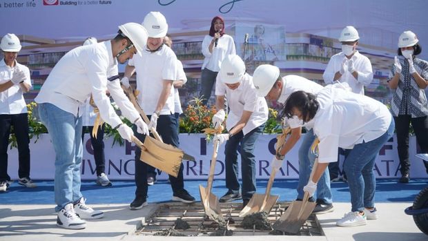 Topping off Living World di Grand Wisata Bekasi