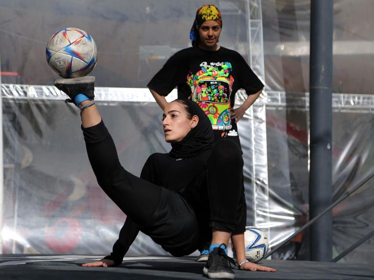 Trik-trik Menarik Pesepakbola Freestyle di Iran
