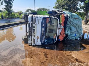 Truk Terguling di Jalan Rusak Jati Wetan Kudus Tak Lekas Dievakuasi