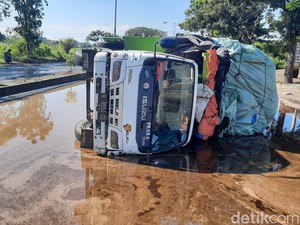 Truk Terguling di Jalan Rusak Jati Wetan Kudus Tak Lekas Dievakuasi