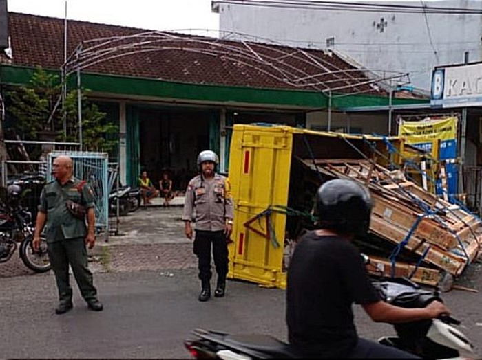 Trotoar jebol akibat kelebihan muatan. (I Wayan Sui Suadnyana/detikBali)