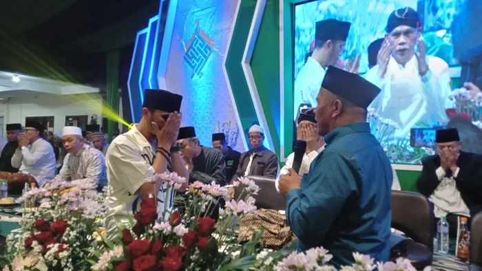 Ustaz Hanan Attaki dibaiat sebagai kader Nahdlatul Ulama (NU) oleh Ketua Pengurus Wilayah Nahdlatul Ulama (PWNU) Jawa Timur, KH Marzuki Mustamar.